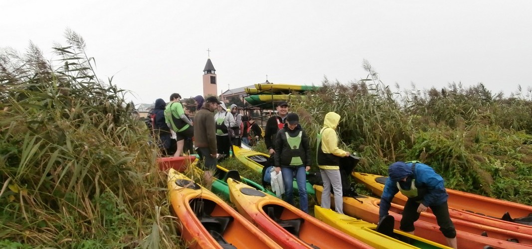 Wodowanie kajaków na brzegu Bzury w Sochaczewie - start rodzinnego spływu